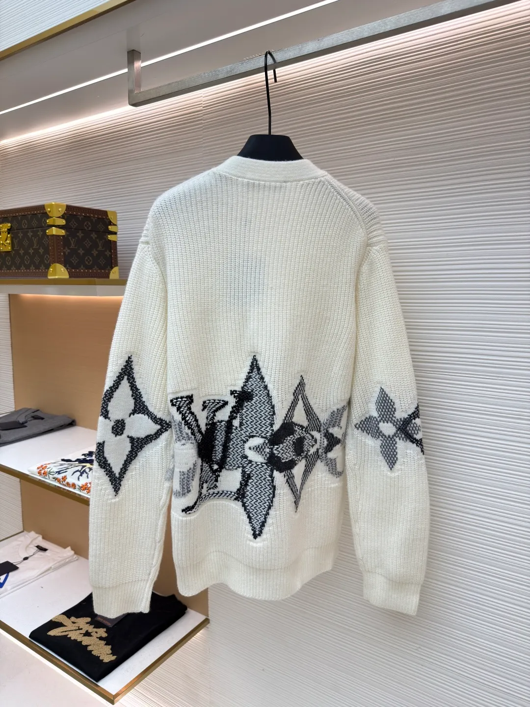 LOUIS VUITTON Ski Series Graphic single-breasted cardigan V-neck sweater ●Original version: Purchased and developed by 15699 ●Item number: 1681681-B90 ●Fabric: wool blended fabric ●Technology: knitted intarsia production ●Color: off-white ●Version: fitted version ●Weight: about 900 grams ●Size: XS-S-M-L ●Description: This sheep wool cardigan is embellished with eye-catching logo patterns, large size LV Letters and Monogram flowers overlap on the lower body and sleeves, creating a snowflake-like scene. The elegant intarsia knit uses contrasting stitching and contrasts with a wide ribbed base for a three-dimensional effect. Perfect for après skiing and a relaxing night out. The overall wiring is straight and delicate, the fabric is comfortable and soft, and the color is consistent without color difference. It can be matched with the same style to create a fashionable look and control various occasions. Customized accessories, complete with three standards, same style for men and women!